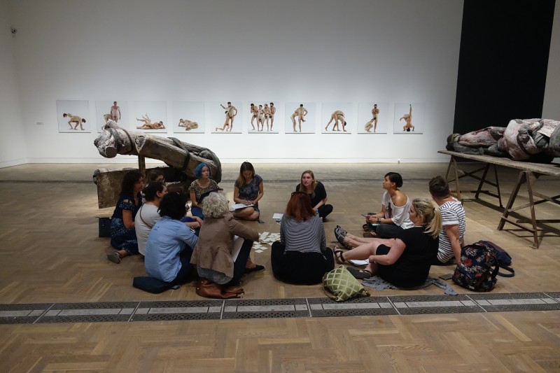 Autorskie oprowadzania i warsztaty praktykantek i wolontariuszek Zachęty