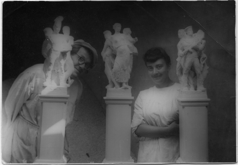 czarno-białe zdjęcie, Jozef i Wanda Goslawscy, z projektami rzeźb na Plac Konstytucji