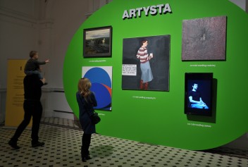 Grafika wydarzenia: Warsztaty z cyklu „Co robi artysta?" dla rodzin z dziećmi z autyzmem
