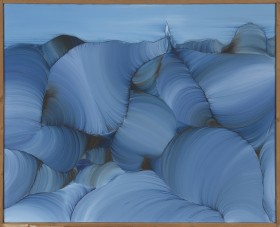Abstrakcyjny obraz w formacie poziomego prostokąta, utrzymany w odcieniach błękitu z brązowymi akcentami. Przestrzenne, organiczne formy przypominające organy wewnętrzne, wypełniają szczelnie całą powierzchnię obrazu. Układ rytmicznych, łukowatych linii i 