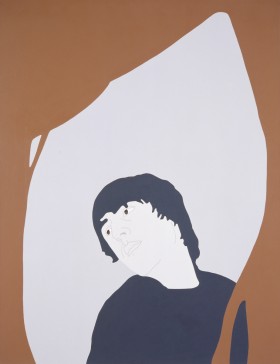 Przy dolnej krawędzi obrazu popiersie młodego czarnowłosego chłopaka w czarnej koszulce z głową odchyloną przez ramię do tyłu w lewo. Rysy twarzy zaznaczone schematycznie. Twarz w kolorze tła, czyli błękitna. U góry i przy bocznych krawędziach brązoworuda