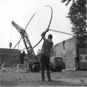 Zdjęcie pracy Picture story from the 1st Biennale of Spatial Forms in Elbląg, 1965. Edward Krasiński during the hoisting of his spatial form