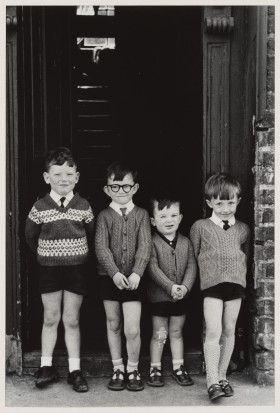 Zdjęcie pracy Four Boys in Doorway, Dublin