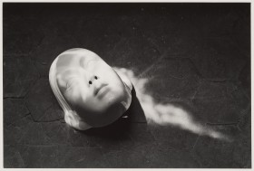 Zdjęcie pracy Mask on Floor, Arles